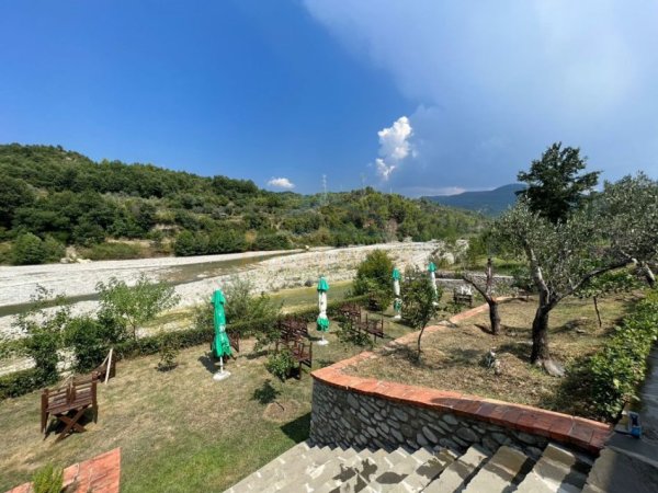 Tirane, shitet bar-resorant Kati 0, 1.000 m² 400.000 € (IBE E POSHTME)