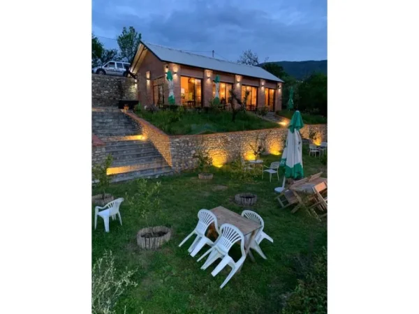 Tirane, shitet bar-resorant Kati 0, 1.000 m² 400.000 € (IBE E POSHTME)