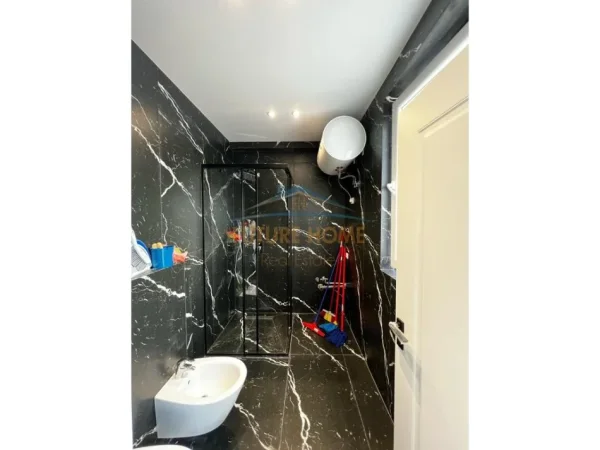 Tirane, shitet apartament Kati 5, 137 m² 250.000 € (Sauk , prane restorant Xibraku)