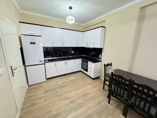 Tirane, jepet me qera apartament 1+1 Kati 4, 600 € 