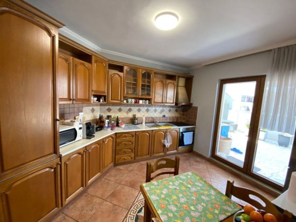 Tirane, shitet apartament Kati 9, 380.000 m² 380.000 € 