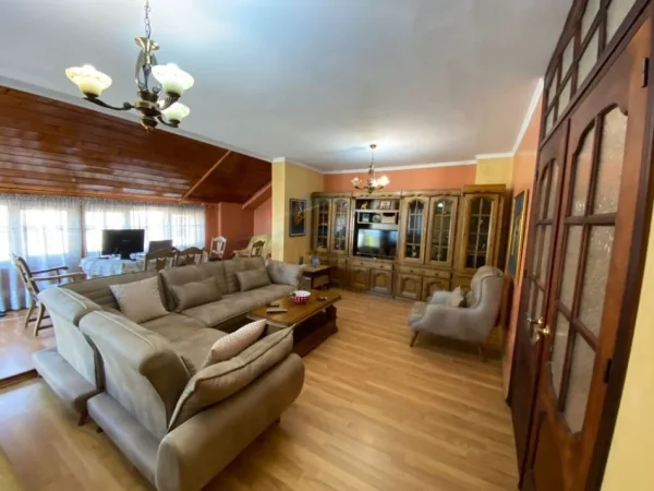 Tirane, shitet apartament Kati 9, 380.000 m² 380.000 € 