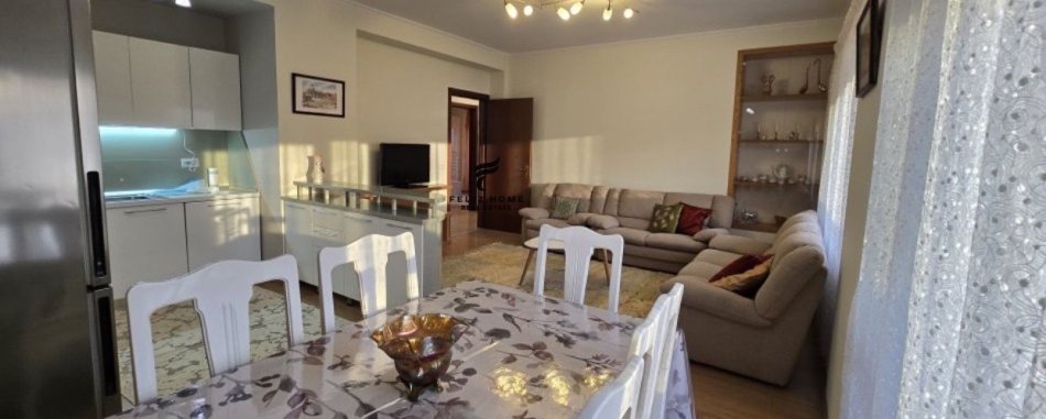 Tirane, jepet me qera apartament 1+1 Kati 7, 115 m² 750 € (PAZARI I RI)