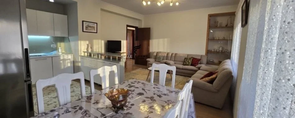Tirane, jepet me qera apartament 1+1 Kati 7, 115 m² 750 € (PAZARI I RI)