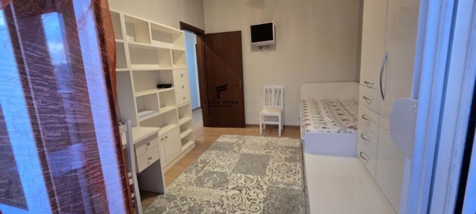 Tirane, jepet me qera apartament 1+1 Kati 7, 115 m² 750 € (PAZARI I RI)