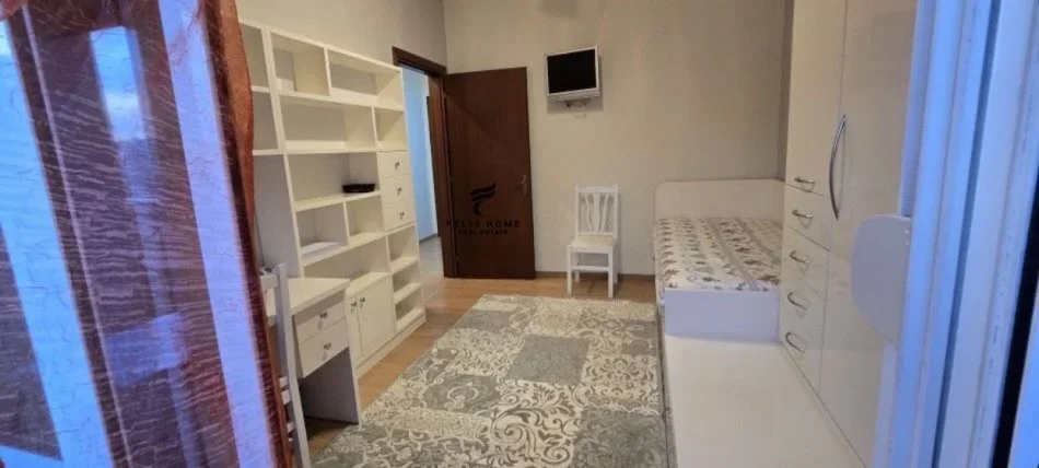 Tirane, jepet me qera apartament 1+1 Kati 7, 115 m² 750 € (PAZARI I RI)