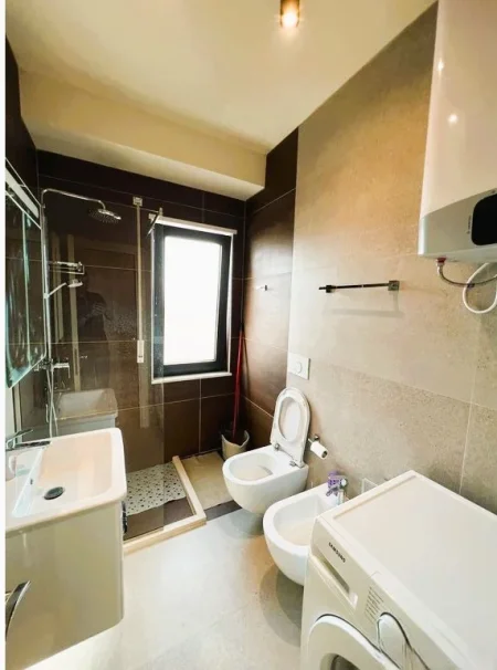 Tirane, jepet me qera apartament 1+1 Kati 7, 50 m² 850 € (qendër)