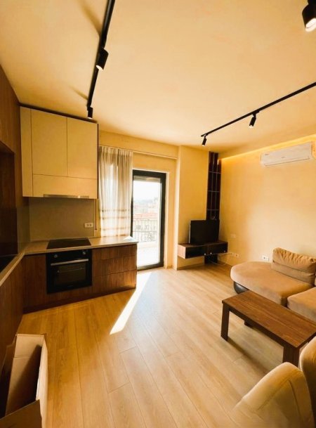 Tirane, jepet me qera apartament 1+1 Kati 7, 50 m² 850 € (qendër)
