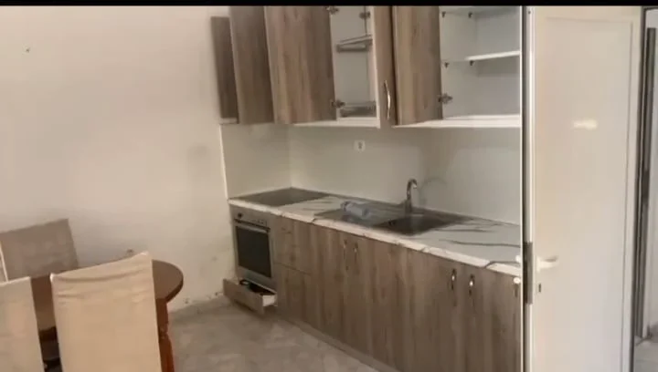Tirane, jepet me qera apartament 2+1+Ballkon Kati 1, 100 m² 510 € (foto xhavella)