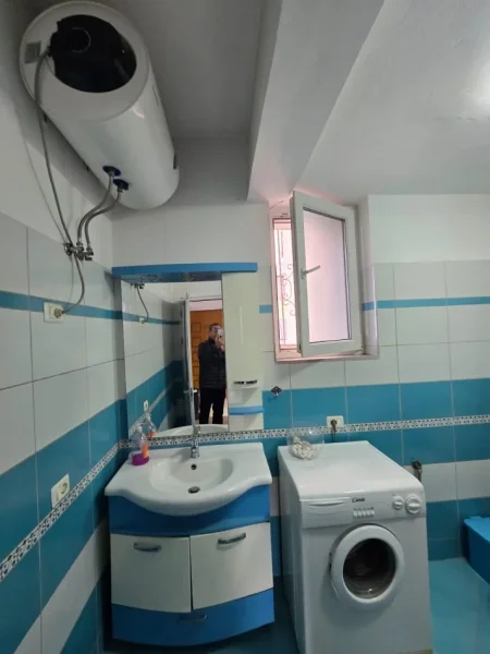 Tirane, jap me qera ambjent biznesi Kati 2, 70 m² 700 € (myslym shyr)