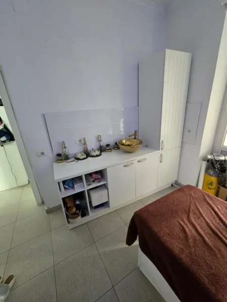 Tirane, jap me qera ambjent biznesi Kati 2, 70 m² 700 € (myslym shyr)