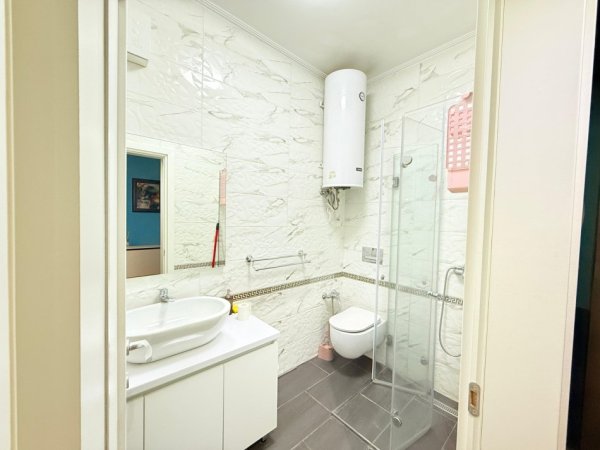 Tirane, jepet me qera 2+1 Kati 1, 95 m² 700 € (FROSINA PLAKU)