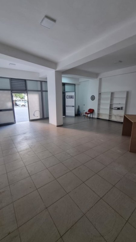 Jepet me Qira Dyqan në Katin zero, në Zonën e Astirit pranë Bar Artistit, Kati 0, 60 m² 400 €URO