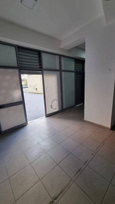 Jepet me Qira Dyqan në Katin zero, në Zonën e Astirit pranë Bar Artistit, Kati 0, 60 m² 400 €URO