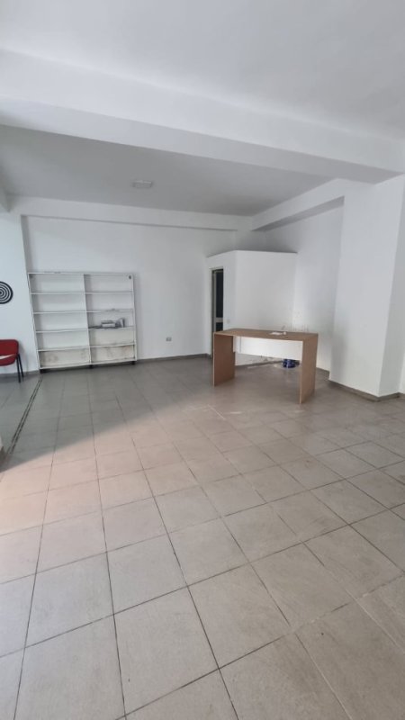 Jepet me Qira Dyqan në Katin zero, në Zonën e Astirit pranë Bar Artistit, Kati 0, 60 m² 400 €URO
