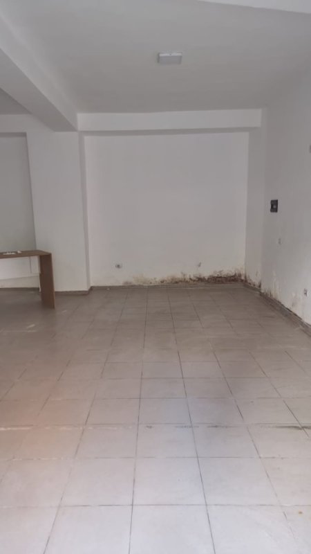 Jepet me Qira Dyqan në Katin zero, në Zonën e Astirit pranë Bar Artistit, Kati 0, 60 m² 400 €URO