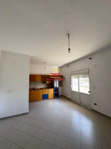 Vlore, jepet me qera apartament 1+1+Ballkon Kati 5, 80 m² 180 € (Rruga Lef Sallata)
