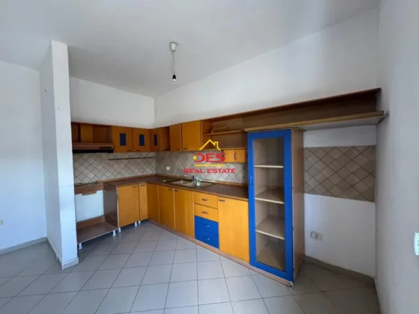 Vlore, jepet me qera apartament 1+1+Ballkon Kati 5, 80 m² 180 € (Rruga Lef Sallata)