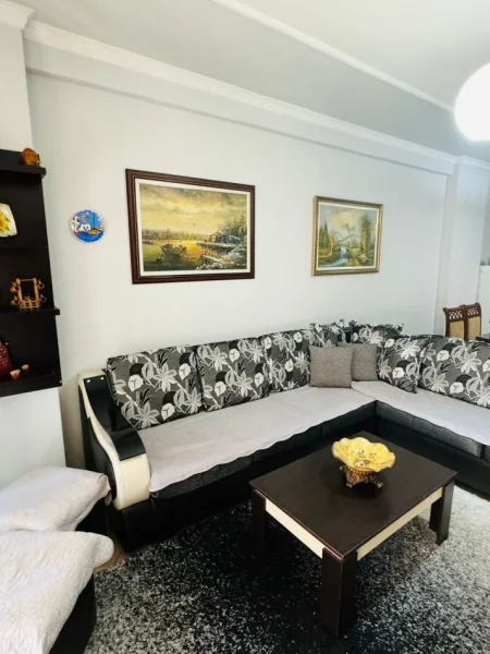 Tirane, jepet me qera apartament 2+1 , 120 m² 550 € 