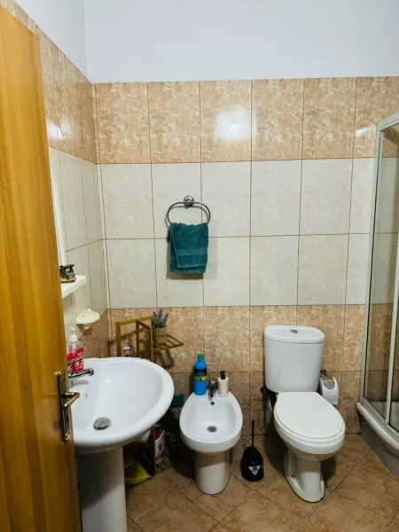 Tirane, jepet me qera apartament 2+1 , 120 m² 550 € 