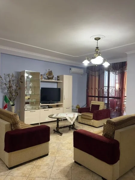 Tirane, jepet me qera apartament 2+1+Ballkon Kati 5, Cmimi: 65.000 Leke/Muaj (21 Dhjetori, prane Joenes)