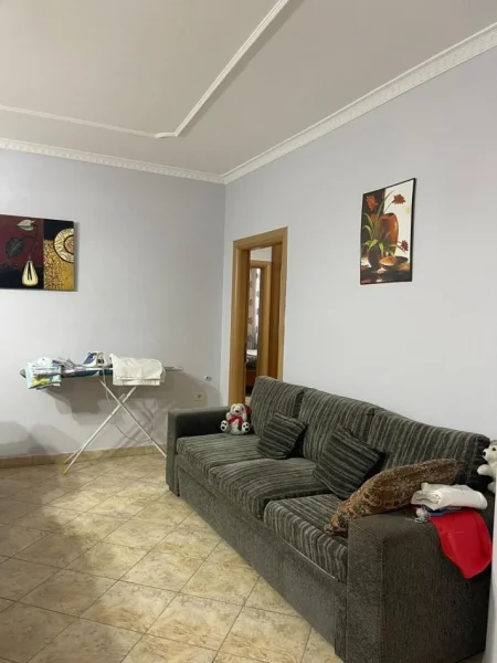 Tirane, jepet me qera apartament 2+1+Ballkon Kati 5, Cmimi: 65.000 Leke/Muaj (21 Dhjetori, prane Joenes)