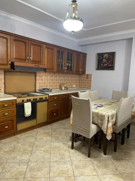 Tirane, jepet me qera apartament 2+1+Ballkon Kati 5, Cmimi: 65.000 Leke/Muaj (21 Dhjetori, prane Joenes)