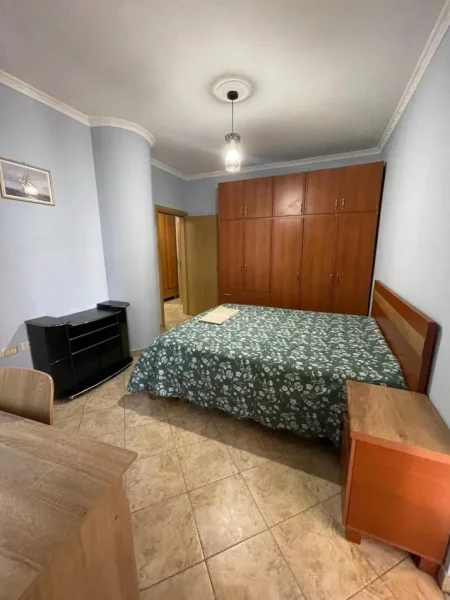 Tirane, jepet me qera apartament 2+1+Ballkon Kati 5, Cmimi: 65.000 Leke/Muaj (21 Dhjetori, prane Joenes)