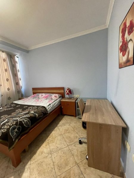 Tirane, jepet me qera apartament 2+1+Ballkon Kati 5, 700 € (21 Dhjetori, prane Joenes)