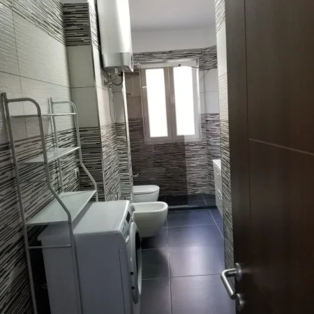Tirane, jepet me qera apartament 2+1+Ballkon Kati 1, 90 m² 60.000 leke