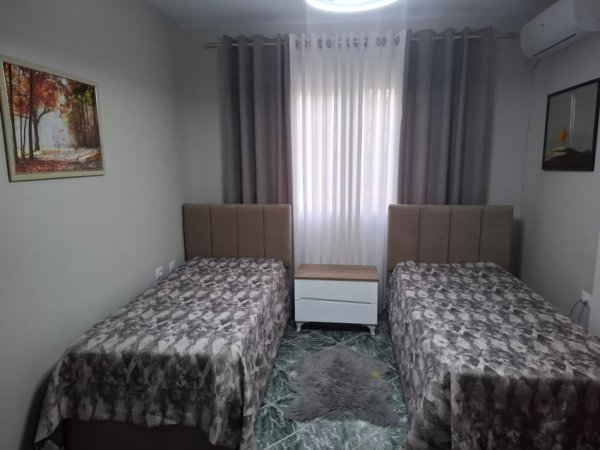 Tirane, jepet me qera apartament 2+1+Ballkon Kati 1, 90 m² 600 € 