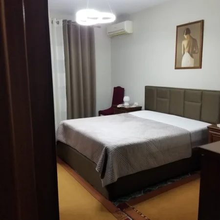 Tirane, jepet me qera apartament 2+1+Ballkon Kati 1, 90 m² 60.000 leke