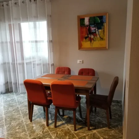 Tirane, jepet me qera apartament 2+1+Ballkon Kati 1, 90 m² 60.000 leke