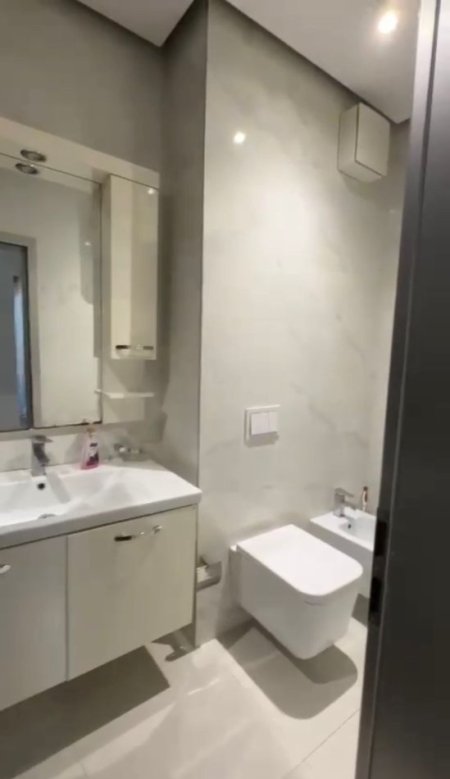 Tirane, jepet me qera apartament 1+1 Kati 10, 75 m² 950 € (Përballë Shkollës “Petro Nini”)