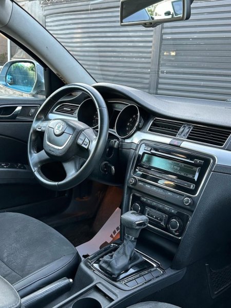Tirane, shes makine SKODA SUPERB Nafte, gri e erret automatik Klima 4.600 €