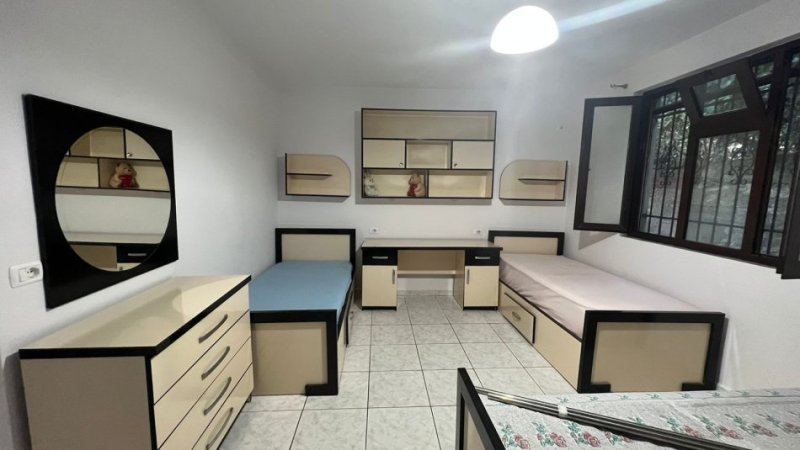 Tirane, jepet me qera shtepi 2+1 Kati 1, 130 m² 500 € (Kombinat)