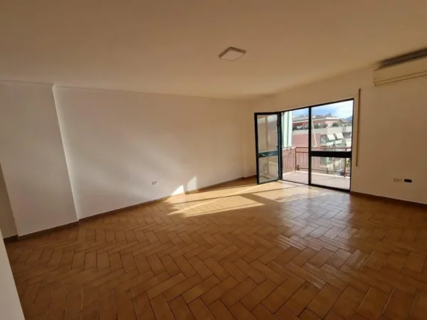 Tirane, jepet me qera ambjent biznesi Kati 11, 160 m² 1.700 € 