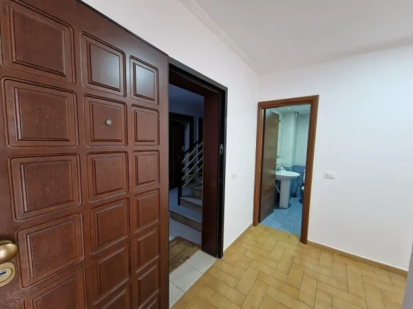 Tirane, jepet me qera ambjent biznesi Kati 11, 160 m² 1.700 € 