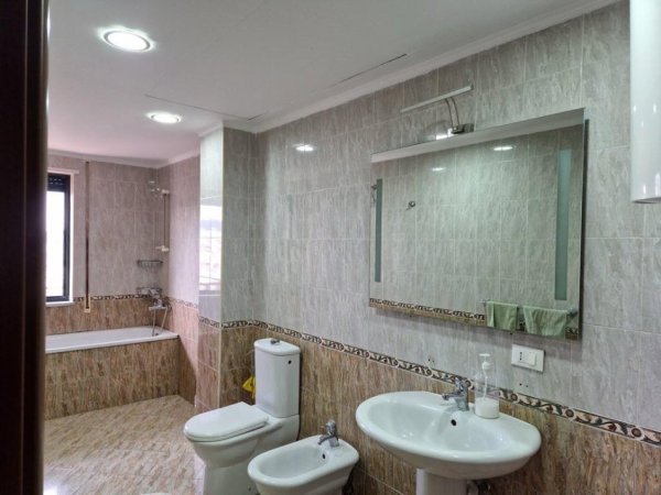 Tirane, jepet me qera ambjent biznesi Kati 11, 160 m² 1.700 € 