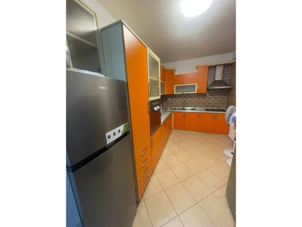 Tirane, jap me qera apartament 2+1+Ballkon Kati 1, 102 m² 600 € (SHKOLLA E KUQE)