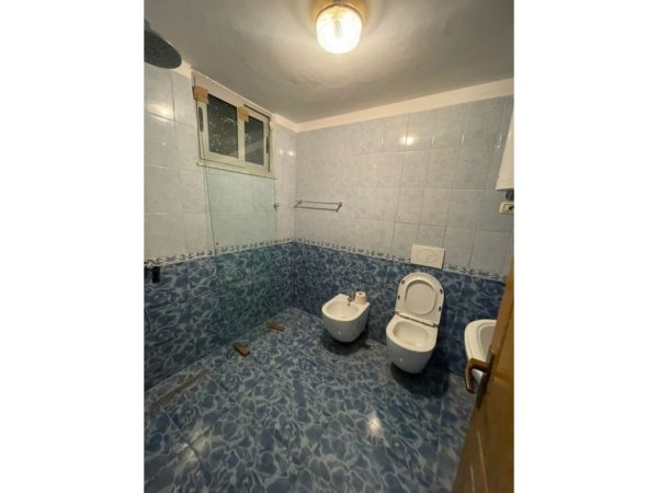 Tirane, jap me qera apartament 2+1+Ballkon Kati 1, 102 m² 600 € (SHKOLLA E KUQE)
