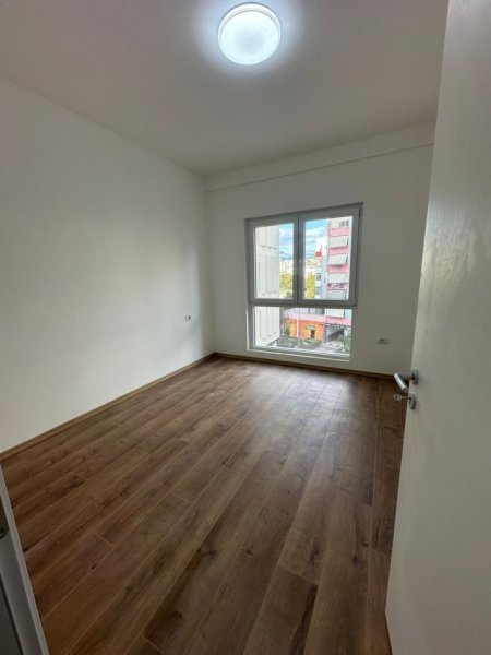 Tirane, jepet me qera zyre Kati 2, 60 m² 600 € (Zogu i Zi)