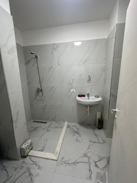 Tirane, jepet me qera zyre Kati 2, 60 m² 600 € (Zogu i Zi)