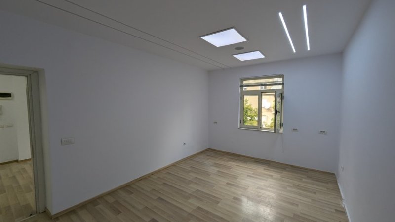 Tirane, jepet me qera apartament 2+1 Libri Universitar 690€/muaj