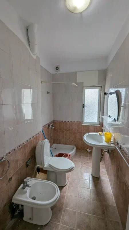 Tirane, jepet me qera apartament 2+1 Libri Universitar 690€/muaj