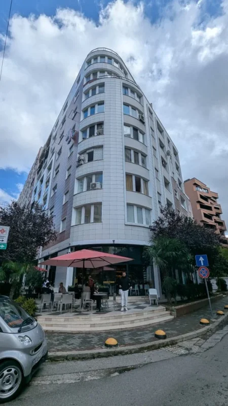 Tirane, jepet me qera apartament 2+1+Ballkon Kati 4, 85 m² 799 € (Rruga e Kosovareve)