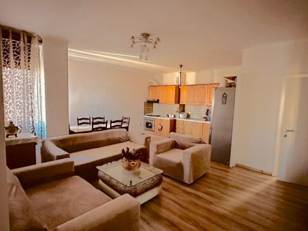 Tirane, jepet me qera apartament 2+1 Kati 3, 100 m² 550 € (Prane UET.)