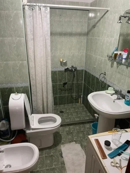 Tirane, jepet me qera apartament 2+1 Kati 1, 102 m² 600 € (PAZARI I RI)