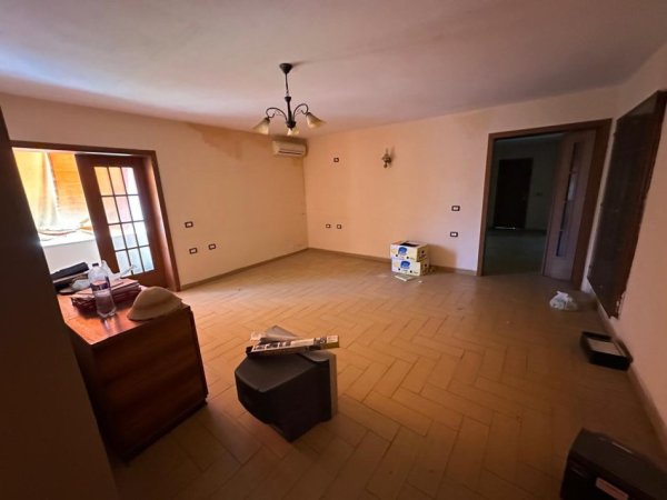 Tirane, jepet me qera apartament 3+1+2  Kati 5, 150 m² 650 € (Blloku i Ambasadave)