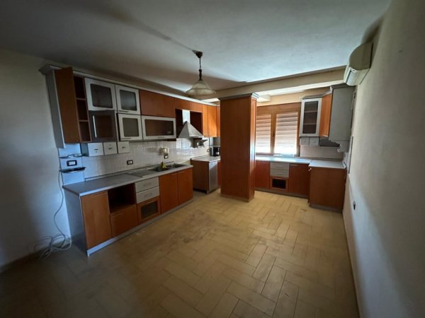 Tirane, jepet me qera apartament 3+1+2  Kati 5, 150 m² 650 € (Blloku i Ambasadave)